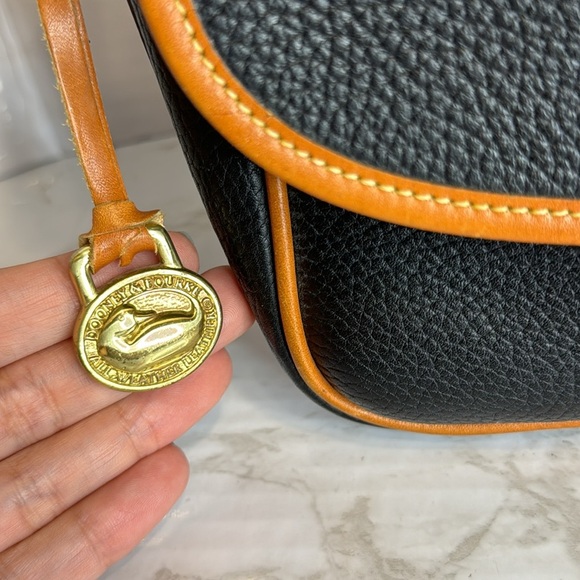 Dooney & Bourke Vtg equestrian blk Pebbled Leather with Brown Trim crossbody - Picture 4 of 15